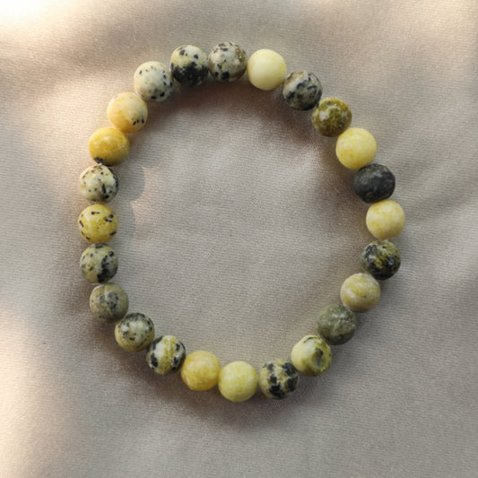 Polished green Serpentine crystal used for healing, energy flow, and emotional balance. Ideal for grounding, kundalini awakening, and spiritual transformation.