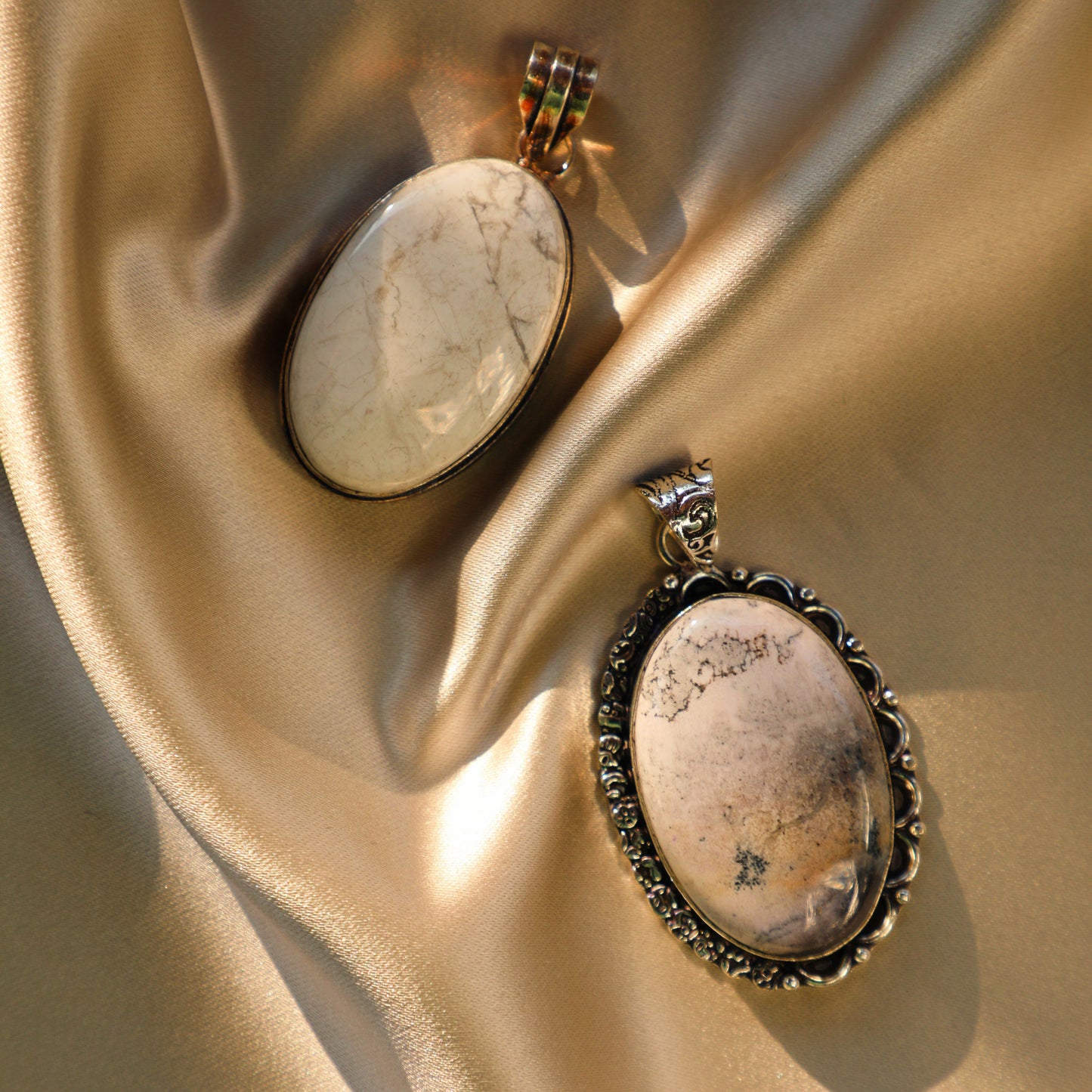 Howlite crystal with striking white color and dark grey veining, symbolizing calmness, awareness, and emotional healing. Ideal for Crown Chakra work and meditation.