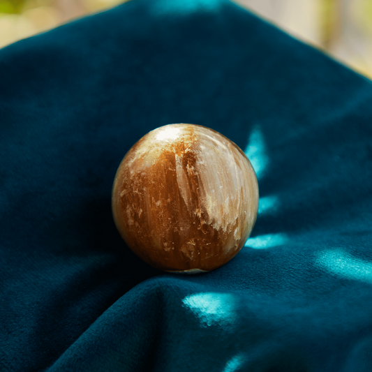 Cat's Eye crystal with unique optical effect, symbolizing protection, intuition, and clarity. Ideal for enhancing awareness and grounding energy