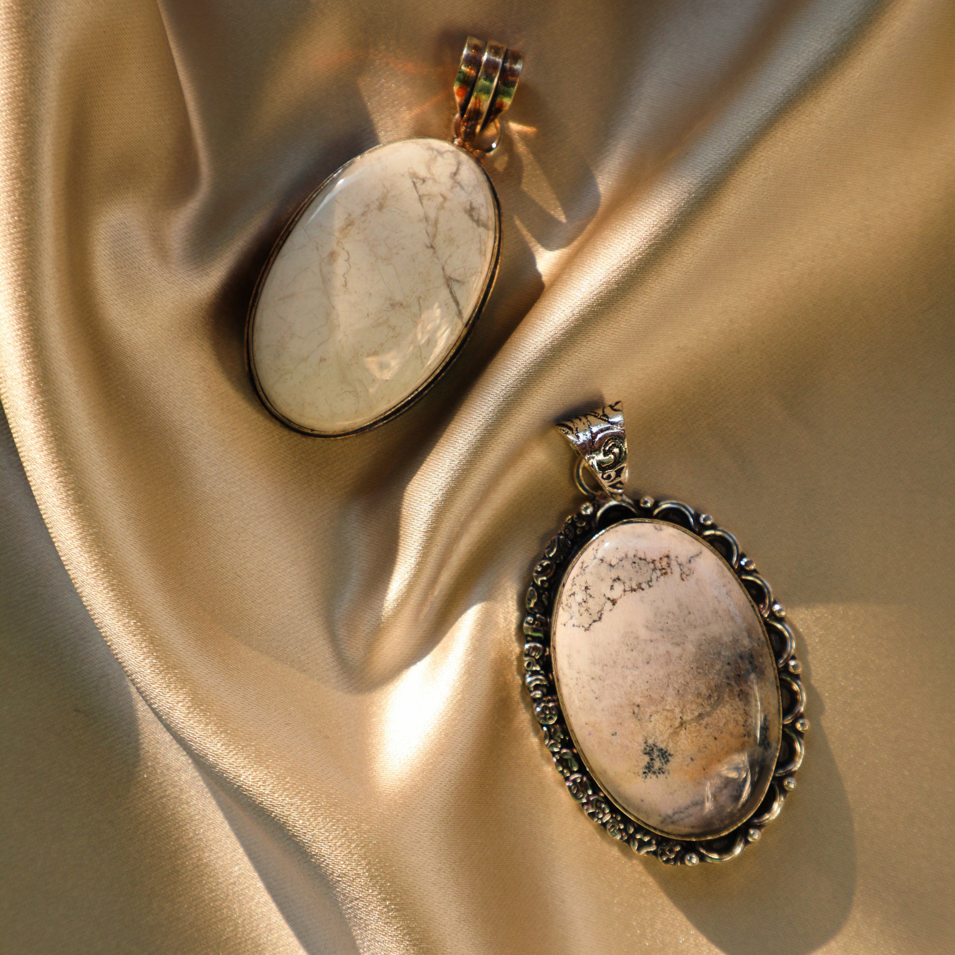 Howlite crystal with striking white color and dark grey veining, symbolizing calmness, awareness, and emotional healing. Ideal for Crown Chakra work and meditation.