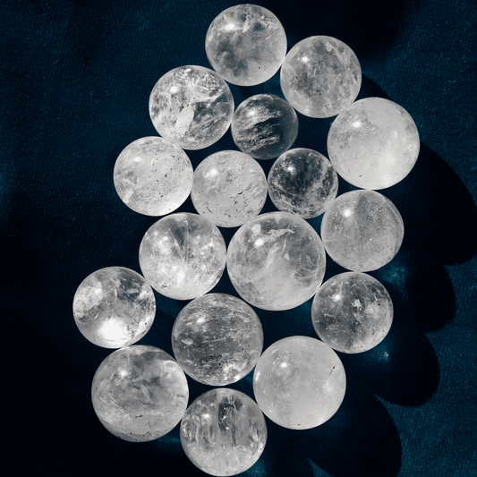 Clear Quartz crystal with transparent and luminous appearance, known for amplification, clarity, and healing properties. Ideal for all chakras and energy alignment.